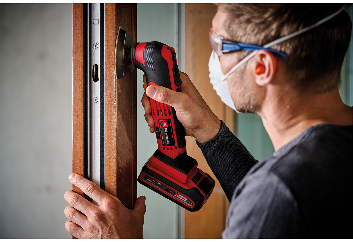 Απεικονίζεται άντρας να χρησιμοποιεί το πολυεργαλείο για εργασία.